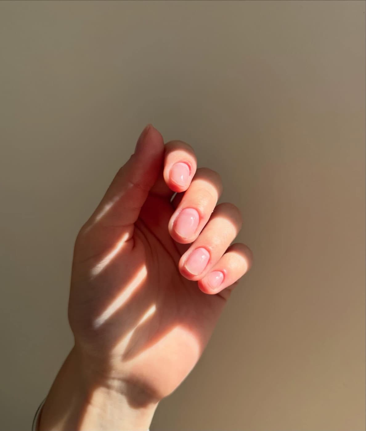 Pose complète avec nail art délicat, prothésiste ongulaire à Chazelles-sur-Lyon