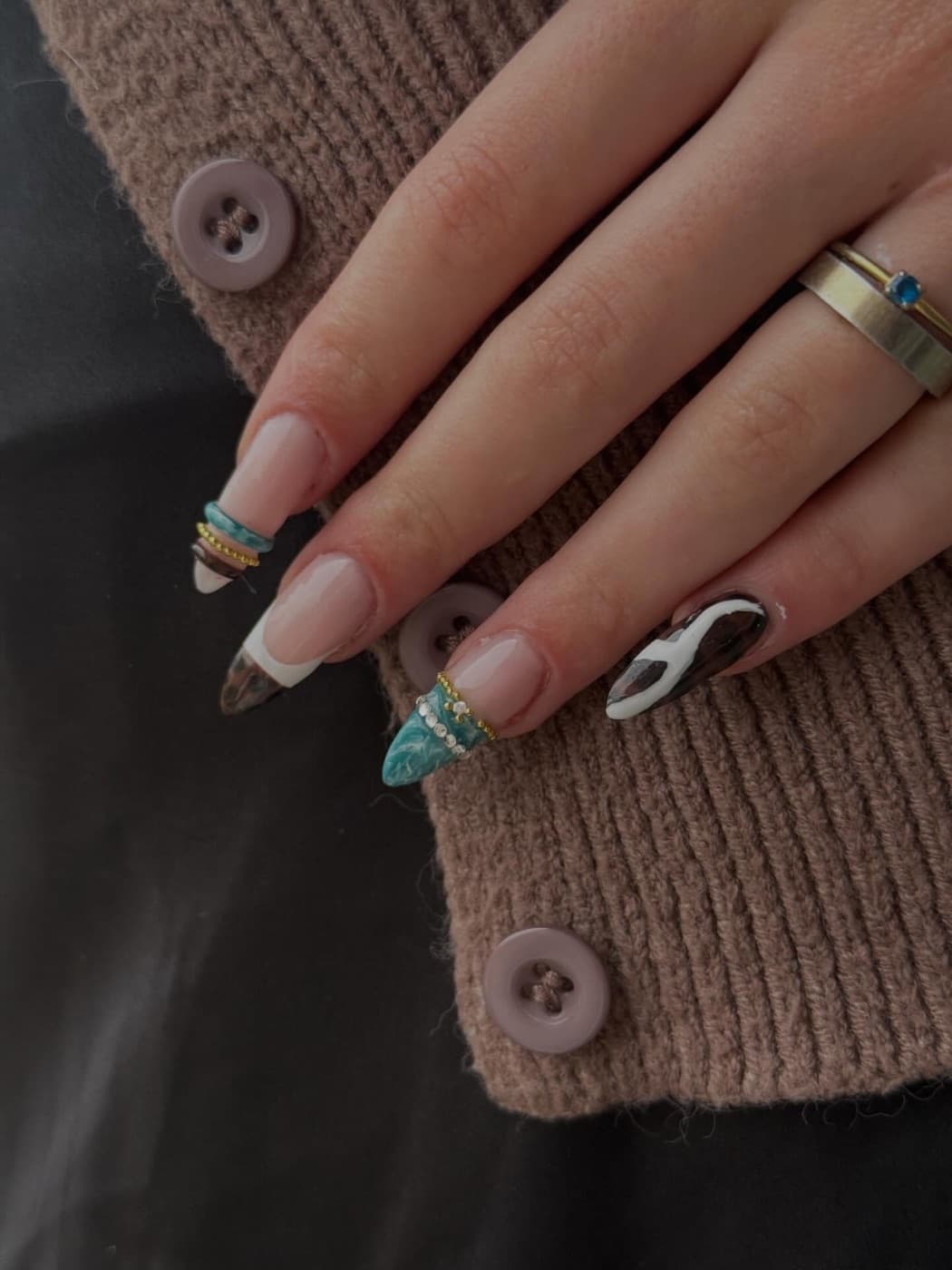Nail art marbré turquoise et strass dorés, création Les Mains Deluxe
