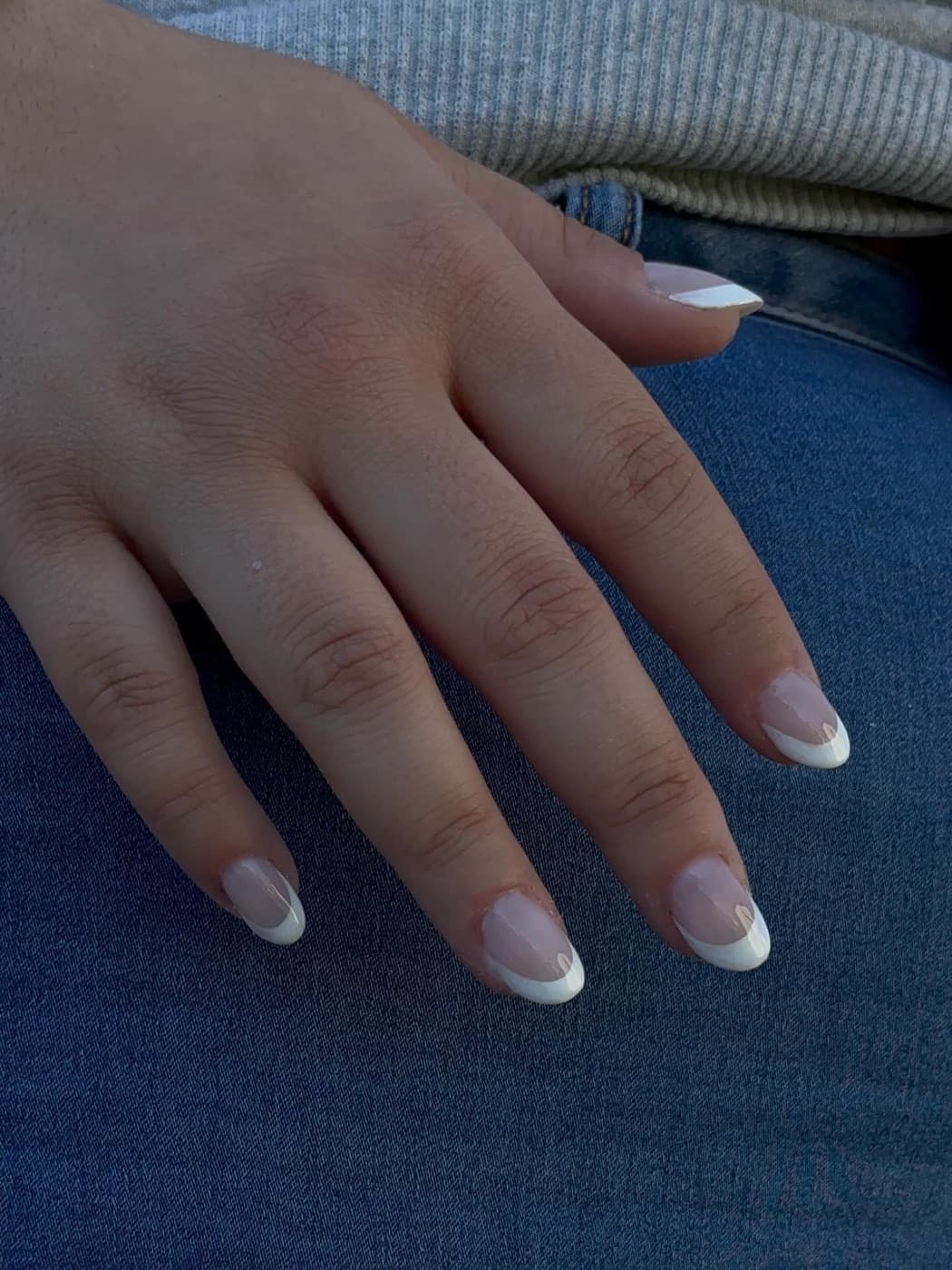Nail art détaillé sur ongles en amande, réalisation Les Mains Deluxe