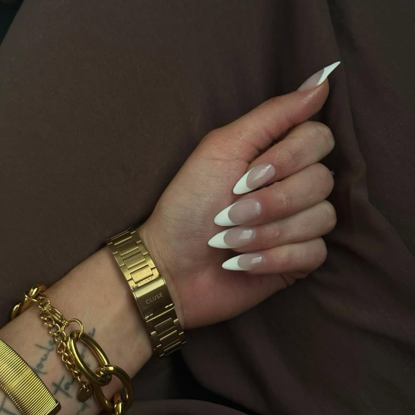 Pose d'ongles en gel avec finition brillante, travail de précision par Lilas