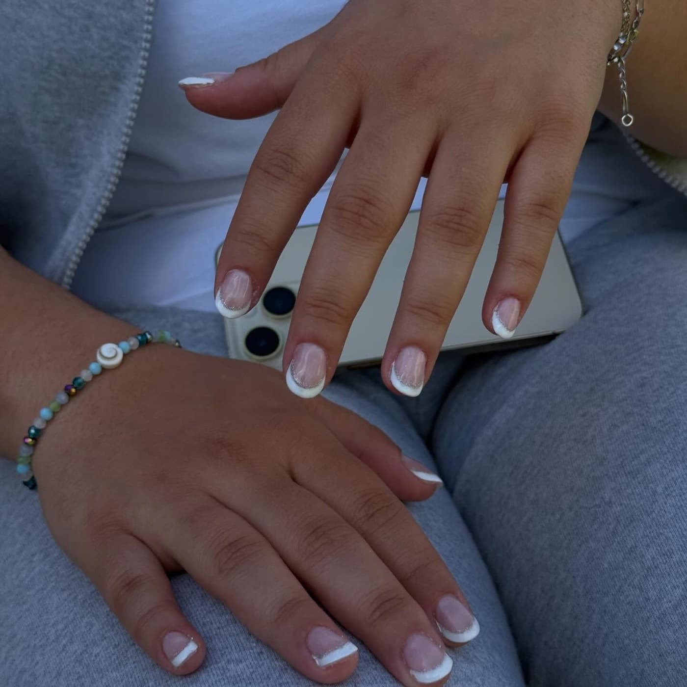 French manucure classique avec liseré pailleté sur ongles courts, beauté des mains à Chazelles-sur-Lyon