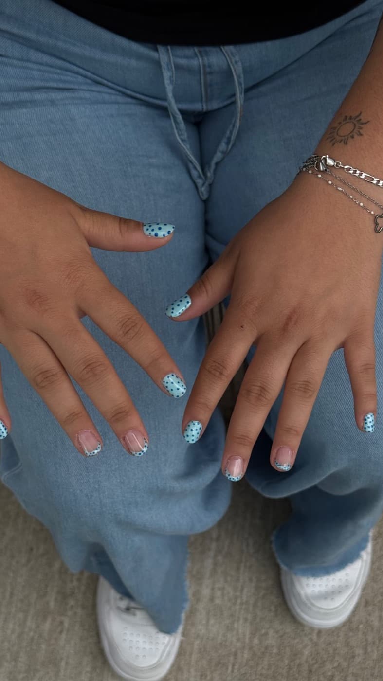 Nail art bleu ciel à pois sur ongles courts, pose gel par Lilas à Chazelles-sur-Lyon