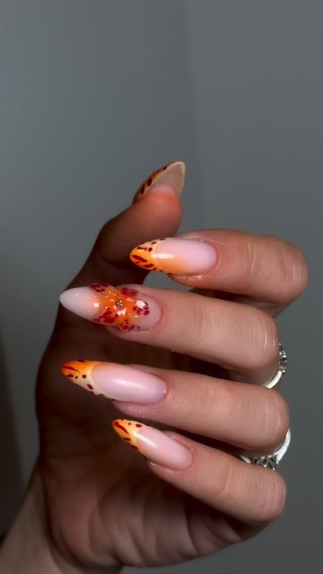 Nail art orangé fleuri dégradé sur ongles en amande, création Les Mains Deluxe à Chazelles-sur-Lyon