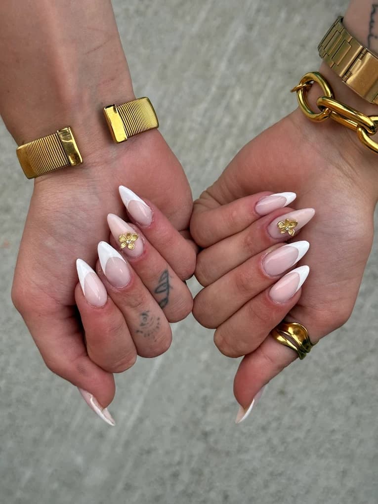 French manucure blanche avec détails dorés réalisée par Lilas, Les Mains Deluxe à Chazelles-sur-Lyon